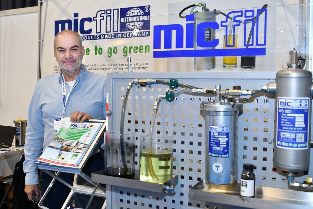 Hombre junto a filtros de agua